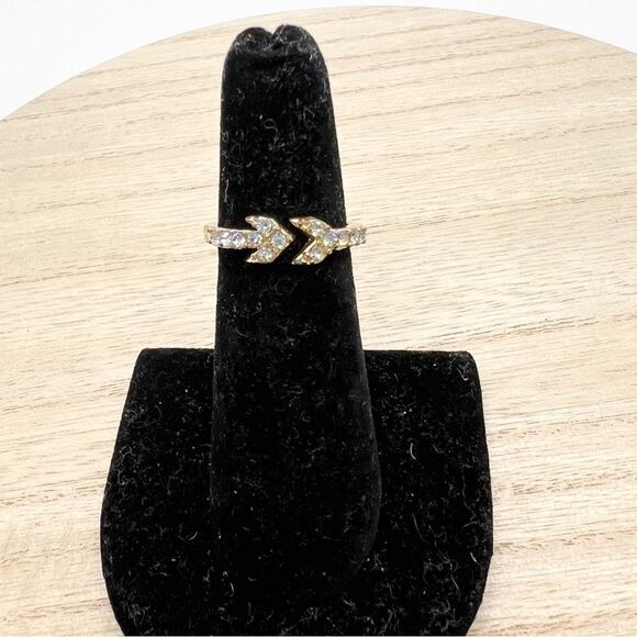 Rhinestone studded arrow gold tone band ring - size 6 - Picture 1 of 5